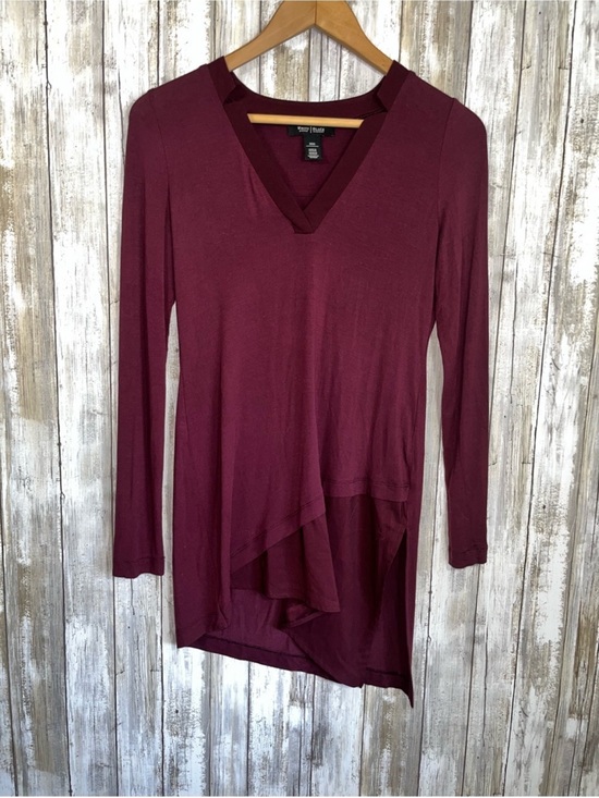 White House Black Market Tops - White House Black Market Burgundy V Neck Top XXS Asymmetrical Hem Stretch Blouse